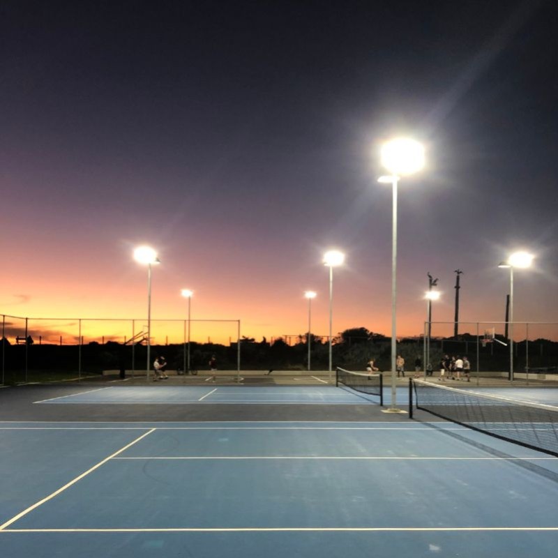 Quels projecteurs LED pour un terrain de tennis extérieur : guide des puissances