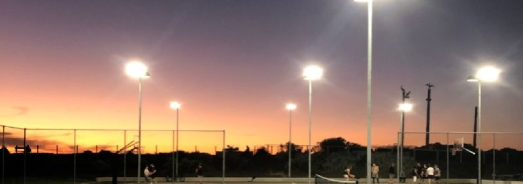 Quels projecteurs LED pour un terrain de tennis extérieur : guide des puissances